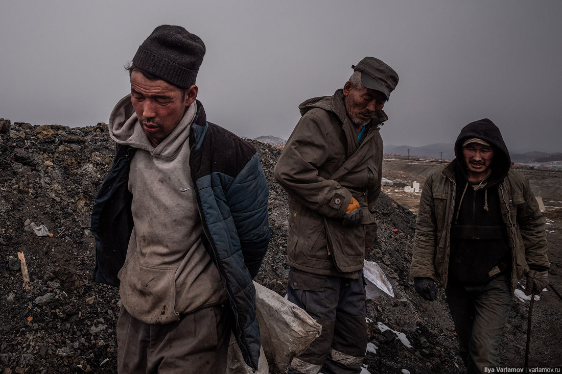 Монгольский Мордор: как живут шахтёры-нелегалы уголь, шахты, человек, Монголии, УланБатора, около, никто, добывают, корыто, Сейчас, Налайх, просто, углём, семьи, шахта, Когда, шахту, города, работают, вручную