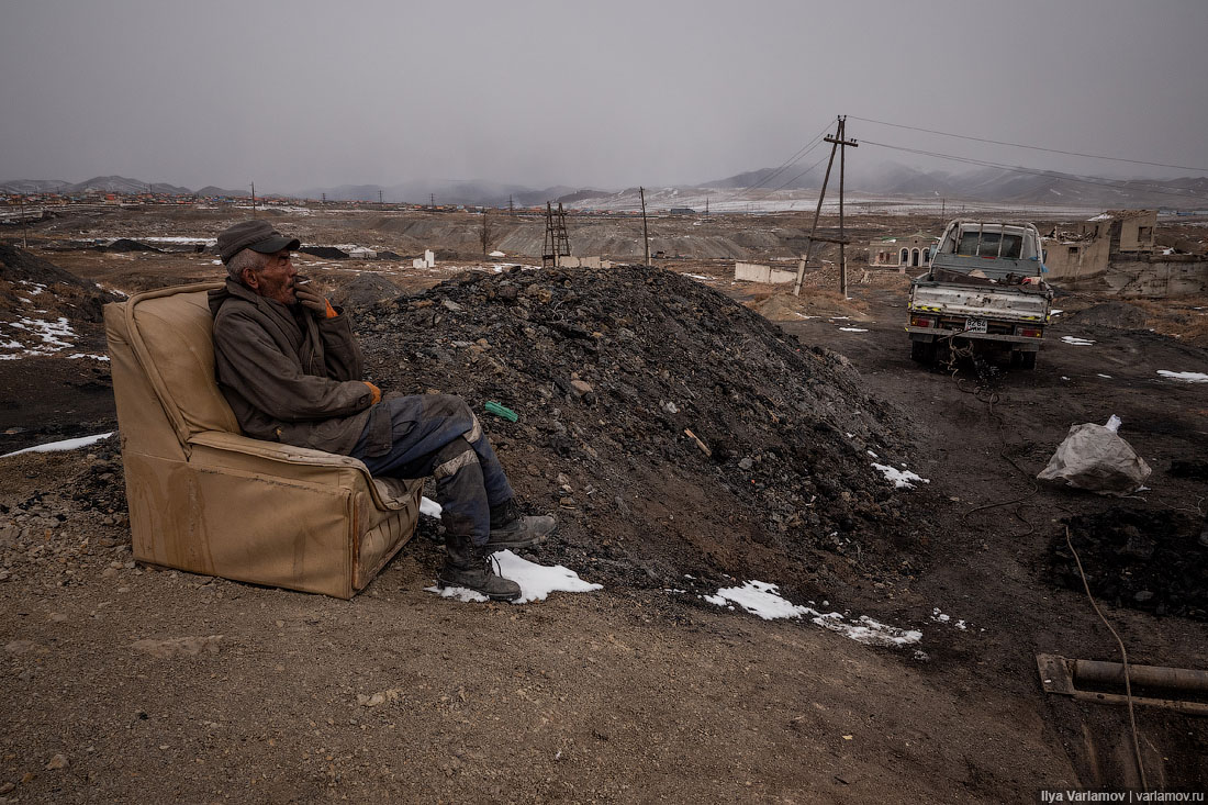 Монгольский Мордор: как живут шахтёры-нелегалы уголь, шахты, человек, Монголии, УланБатора, около, никто, добывают, корыто, Сейчас, Налайх, просто, углём, семьи, шахта, Когда, шахту, города, работают, вручную