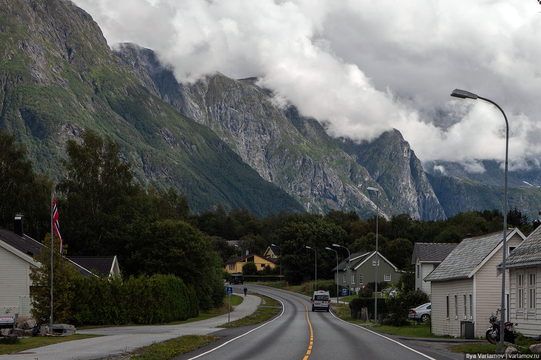 Норвегия существует. Торгехат Норвегия. Норвежский поселок дороги. Варламов Норвегия. Дороги в селах Норвегии.