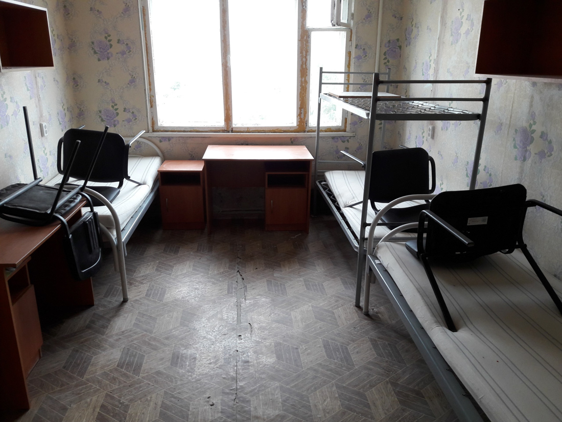 Картинка общежития. СПБГАСУ общежитие внутри. Общежитие в России. Старая комната в общежитии. Плохая комната в общежитии.