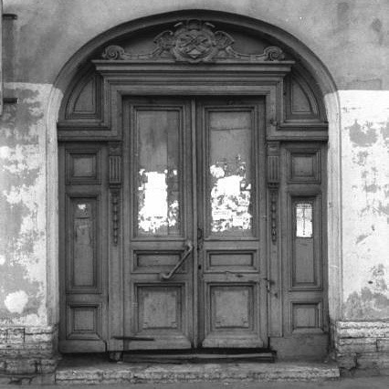 В Питере – примитив двери, Внимание, Двери, хранении, Сейчас, дверь, Петербурге, демонтированы, может, историю, ответственном, демонтировали, давно, потому, проспекте, Большом, выкинули, исторические, детали, заменили