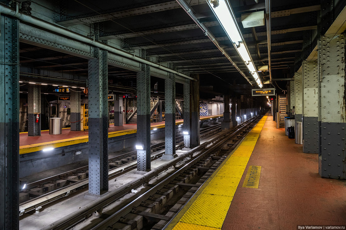 Метрополитены сша. Метро Нью Йорк Манхэттен. Станции метро Нью Йорка. Метро вокзал в Нью-Йорке. Надземное метро Нью-Йорка.