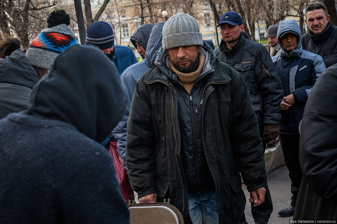 Как выжить на улице в пандемию: бездомные Москвы и кто им помогает 