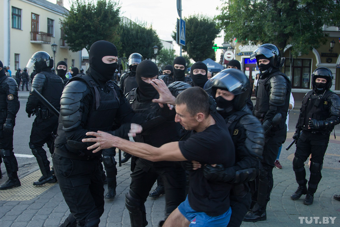 Минск: коктейли Молотова против военного спецназа 