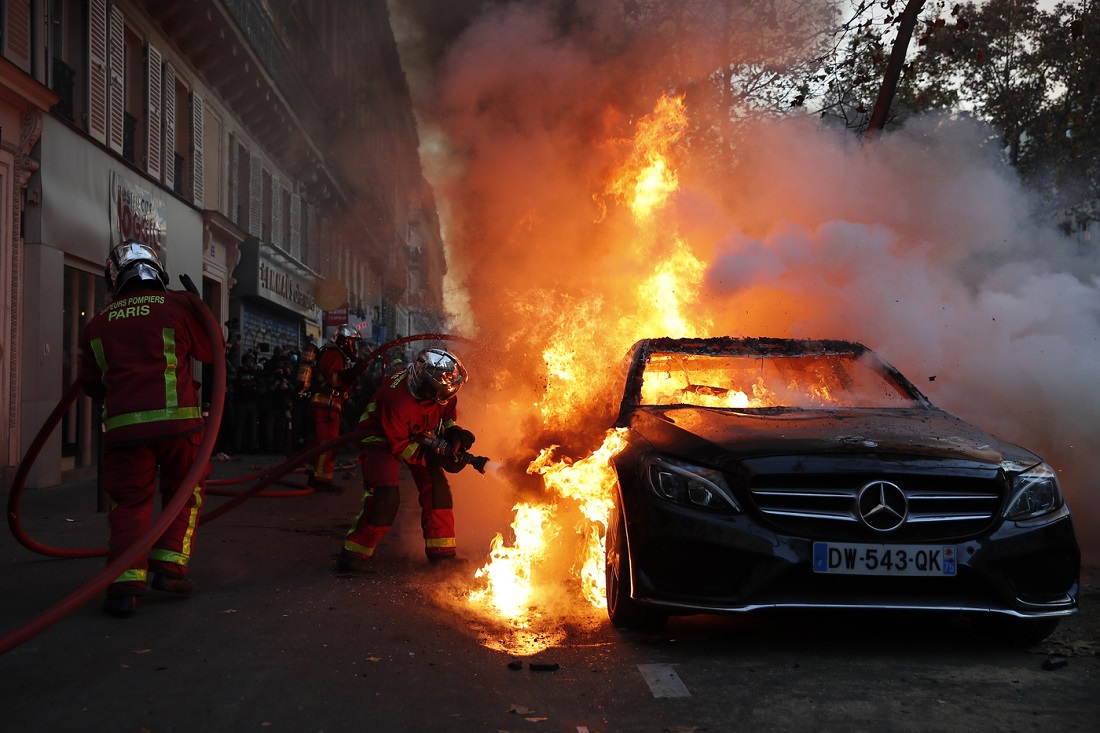В Париже акция протеста переросла в уличные беспорядки 