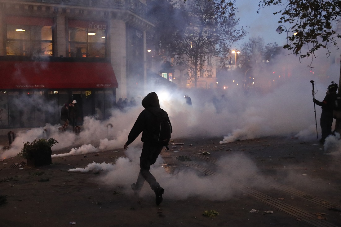 В Париже акция протеста переросла в уличные беспорядки 