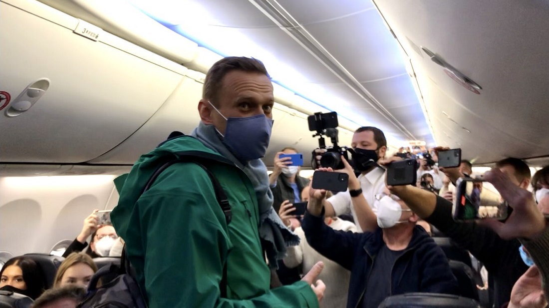 Самолёт с Алексеем Навальным приземлился в Шереметьево. Политик задержан 
