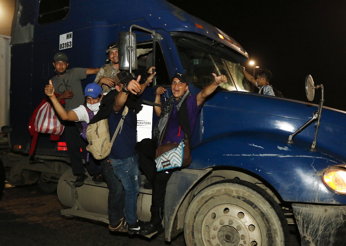 Караван мигрантов из Гондураса движется в США и призывает Байдена к ответу