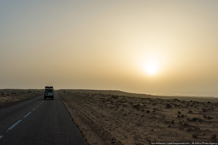 Играть долгая дорога. Пустыня дорога закат. Западная сахара дороги. Пустыня закат дорога картина. Долгая дорога фото.