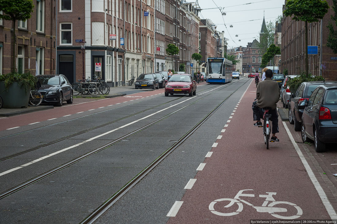Велосипедная дорожка мопеды. Амстердам велодорожки. Амстердам велодвижение. Велодорожки в Голландии. Велодорожки в Копенгагене.