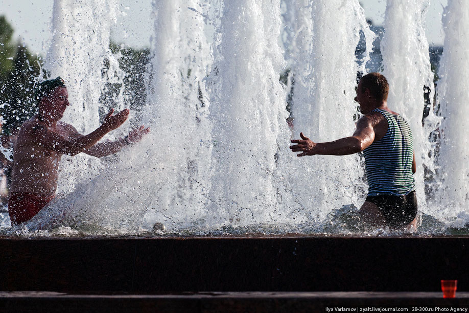 Гулять купаться. Жара в Горишних Плавнях фото. Фото пьяных пограничников в фонтане.