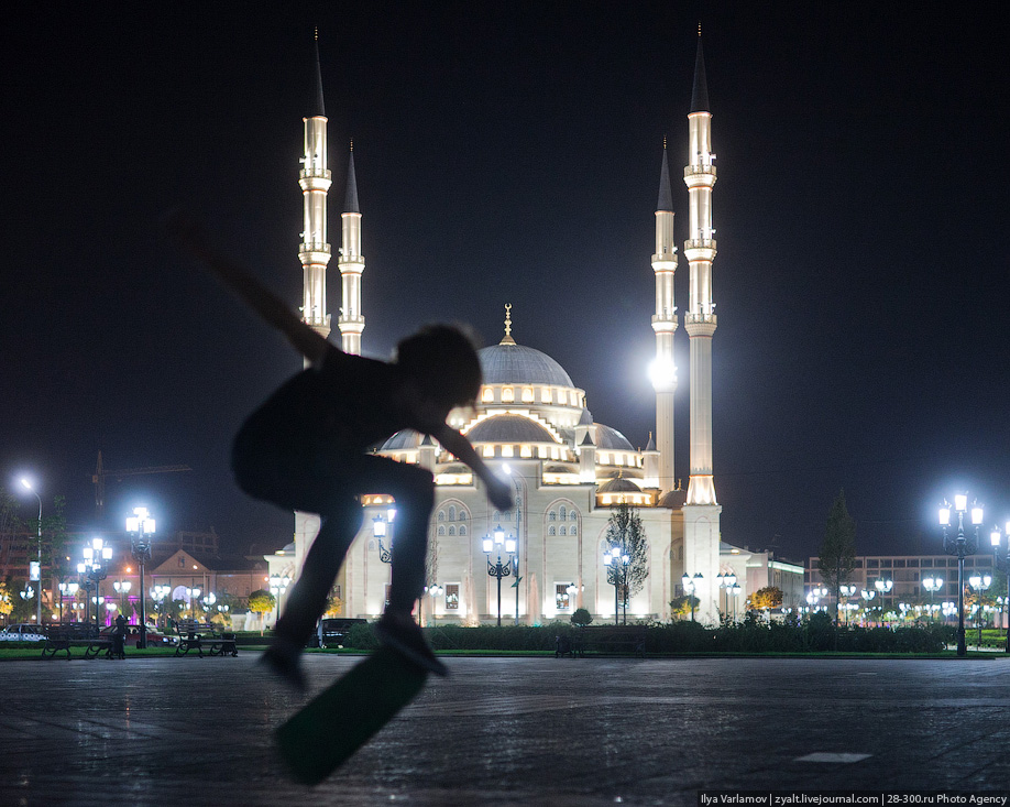 Погода в грозном на часы. Сердце Чечни Грозный. Мечеть «сердце Чечни». Грозный путешествие. Мечеть в Грозном ночью.
