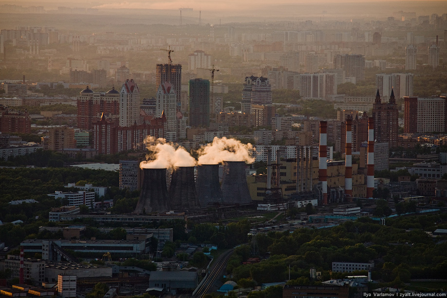 Москва с высоты крыш. ТЭЦ С высоты птичьего полета. Москва с огромной высоты. Город с крыши грязный.