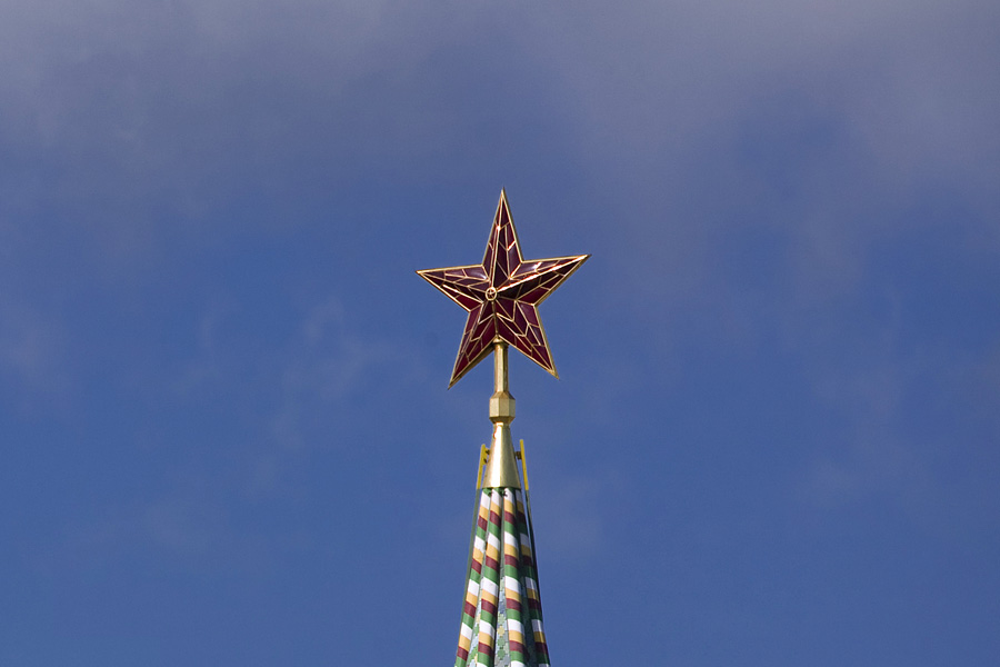 На каких башнях звезды. Кремлевские Рубиновые звезды. Звезда на Спасской башне Московского Кремля. Спасская башня Рубиновая звезда. Рубиновые звезды на башнях Кремля.