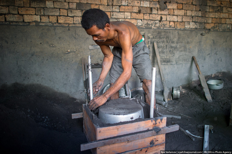 Как делают кастрюли на Мадагаскаре