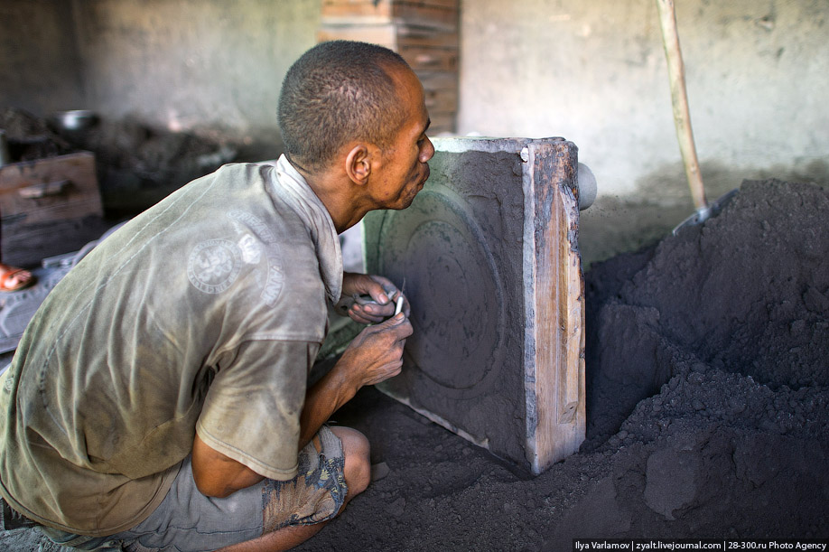 Как делают кастрюли на Мадагаскаре