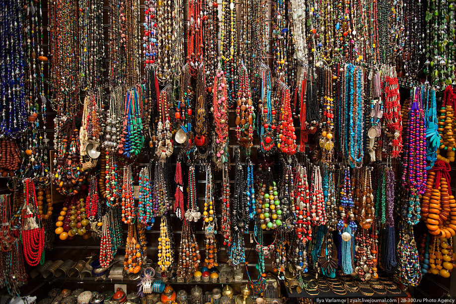 Что можно привезти из дубая. Марокко базар. Дубай рынок Марокко. Марракеш бусы Марокко. Марокко рынок украшения.