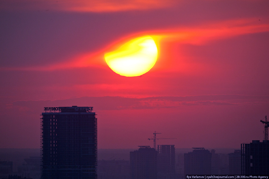 Во сколько сегодня закат. Закат над Москвой. Закат над новостройками. Закат сегодня над Москвой. Большое солнце дома.