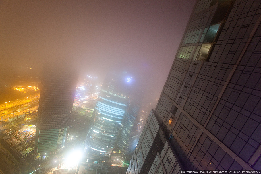 Сколько там этажей. Москва Сити в тумане. Ночной вид с окна Москва Сити. Вид с окна Москва Сити ночью.