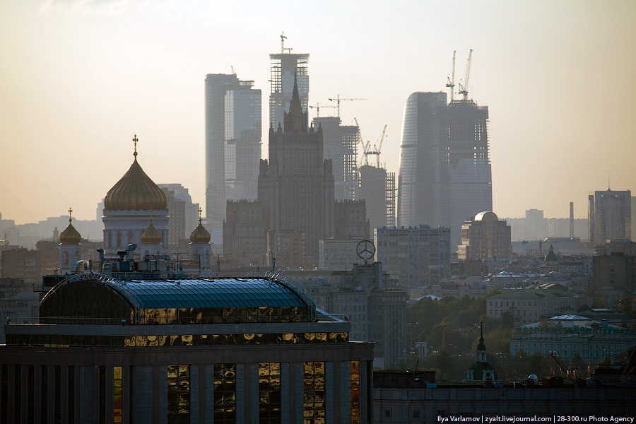 Ли москвы недорого. Крыши Москвы. Красивая Москва атмосферная. Съемка на крыше в Москве. Большая ли Москва.