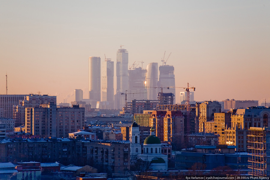 Правда ли что москву. Москва Сити и трущобы. Вид на Москва Сити с трущоб. Москва Сити 1997. Трущобы на фоне Москва Сити.