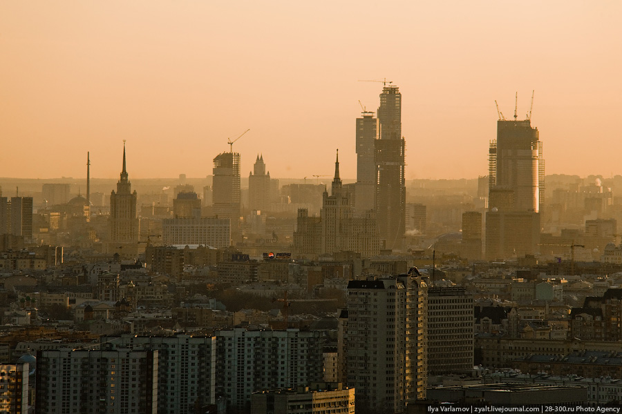 Открыты ли москва. Небоскребы в смоге. Серые небоскрёбы Москвы. Большая ли Москва. Фото парад в Москве небоскребы.