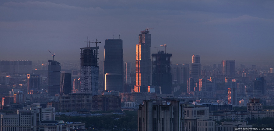 Нужны ли в москве. Вид на Москва Сити из трущоб. Москву застроят небоскрёбами. Москва Сити и панельные дома. Moscow City вид с трущоб.