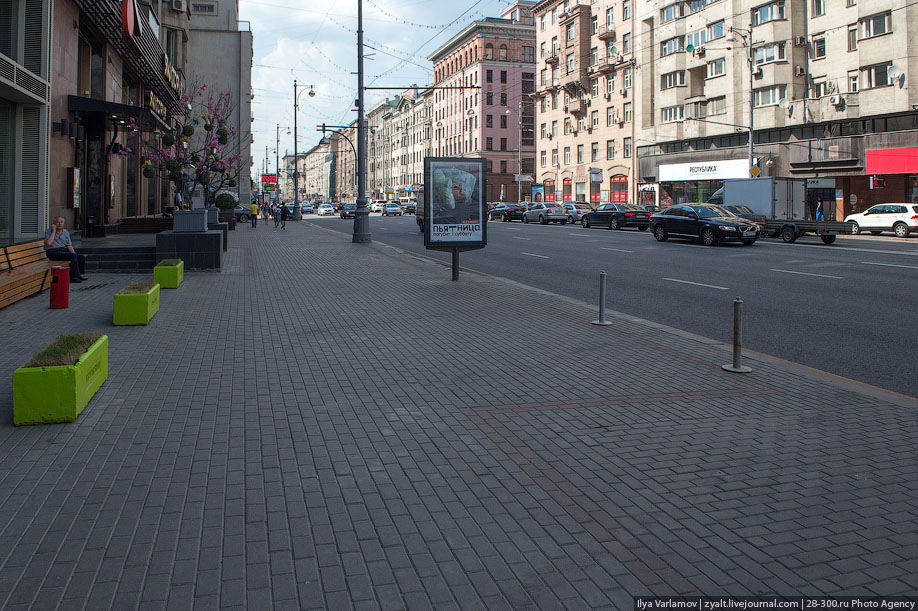 Глядеть тротуар. Тротуар в городе. Город улица тротуар. Улицы с широкими тротуарами. Пешеходная улица.