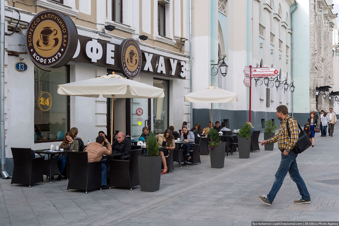 Кафе погулять. Уличное кафе. Уличные кафешки в Москве. Кафе на улице. Кофейня в Москве на улице.