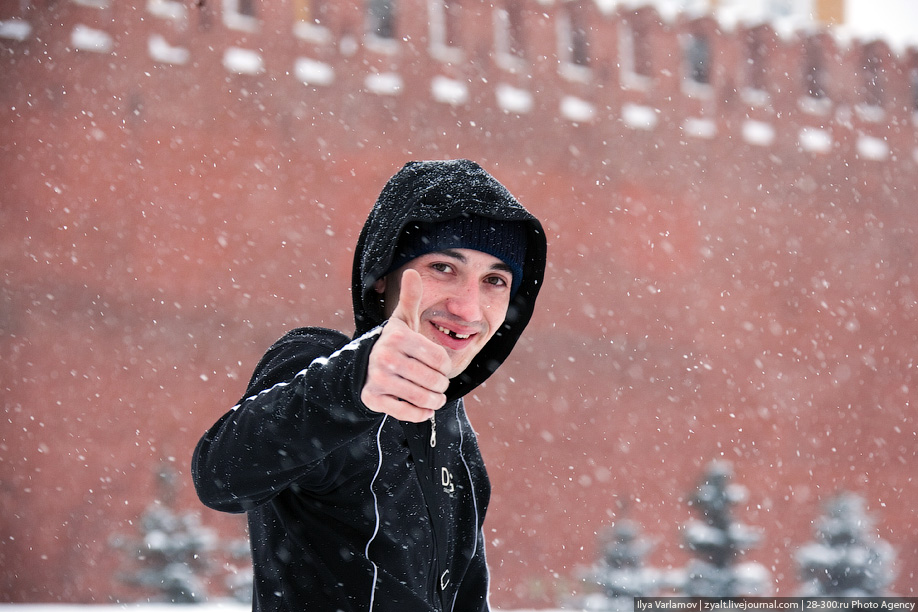 Ваня снежка. В Москве выпал снег сегодня.
