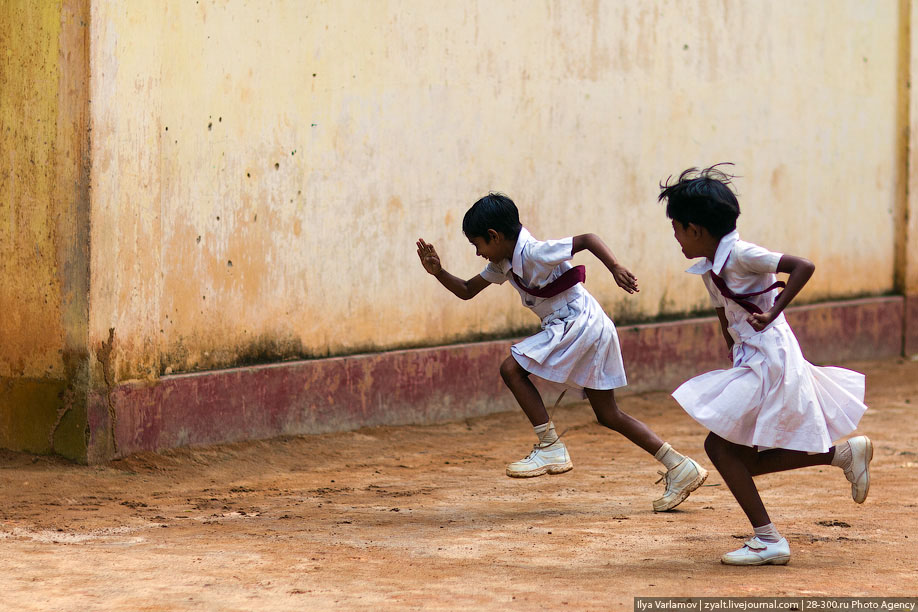 Шри ланка школы. Шри Ланка школа. Шри Ланка школьники. Дети, которые ходят в школу в Шри-Ланке. Школьники из Шри-Ланки танцуют картинки.