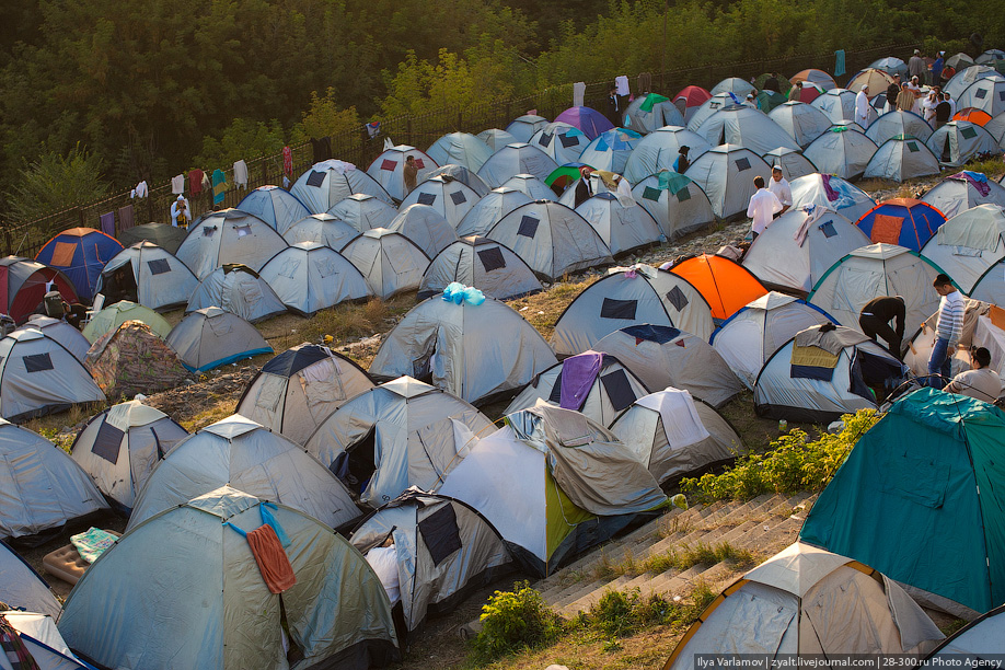 Палаточный лагерь палатки. Палаточный город. Нашествие палатки. Нашествие палаточный городок. Палатка в городе.