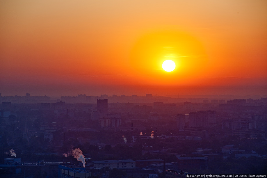 Заход солнца сегодня в ростове на дону. Вчерашний закат в Москве. Рассвет и закат в Москве се. Восход солнца сегодня в Москве фото.